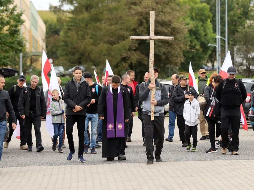 Idą z biało-czerwonymi flagami. I modlą się o Polskę [ZDJĘCIA]