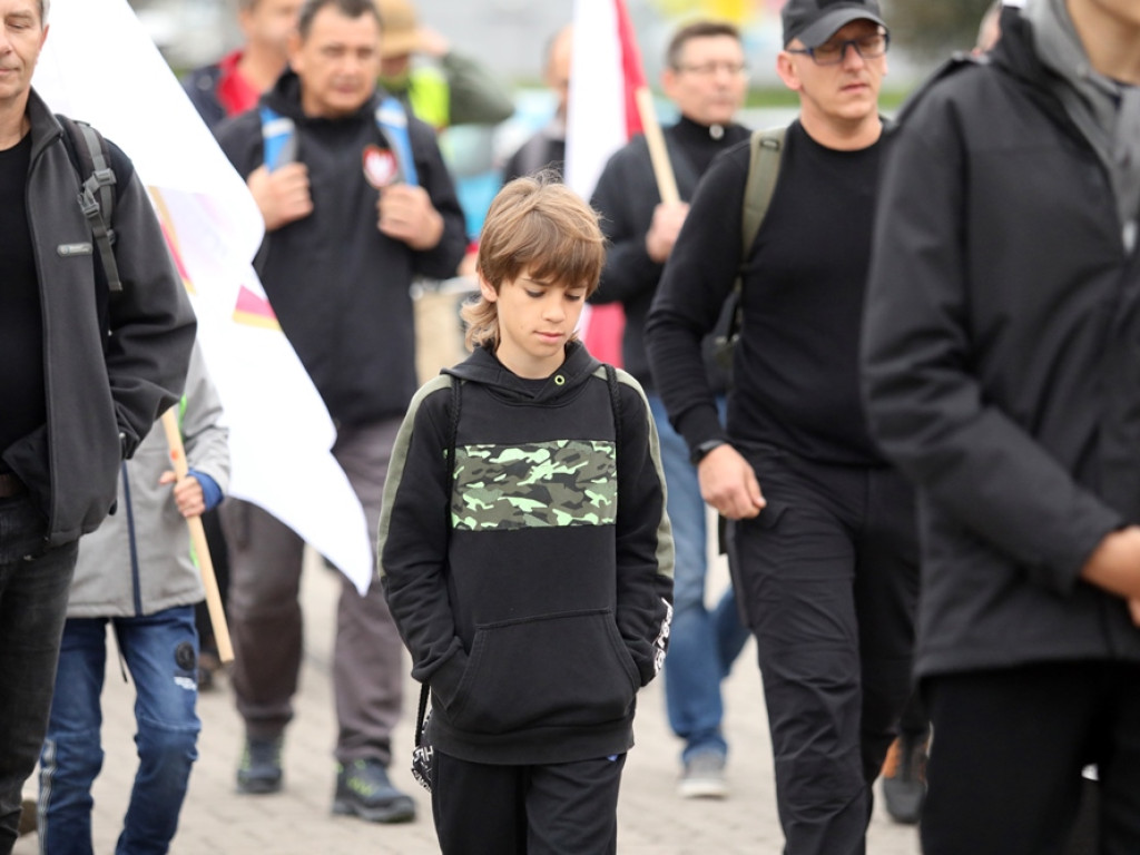 Idą z biało-czerwonymi flagami. I modlą się o Polskę [ZDJĘCIA]