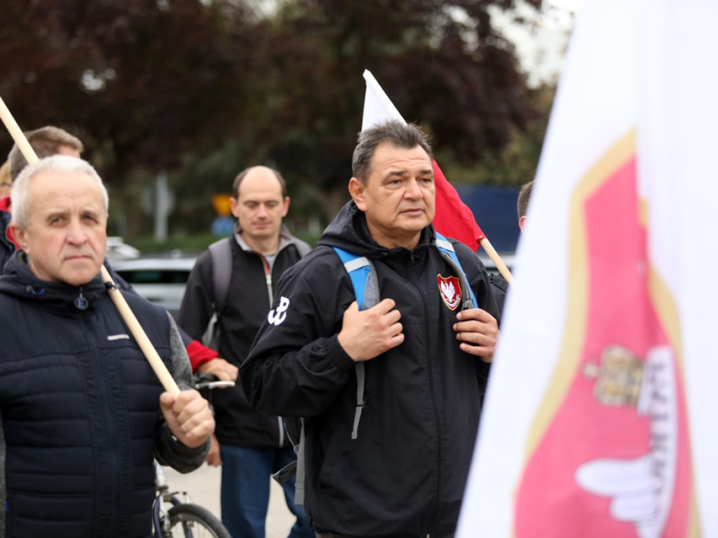 Idą z biało-czerwonymi flagami. I modlą się o Polskę [ZDJĘCIA]