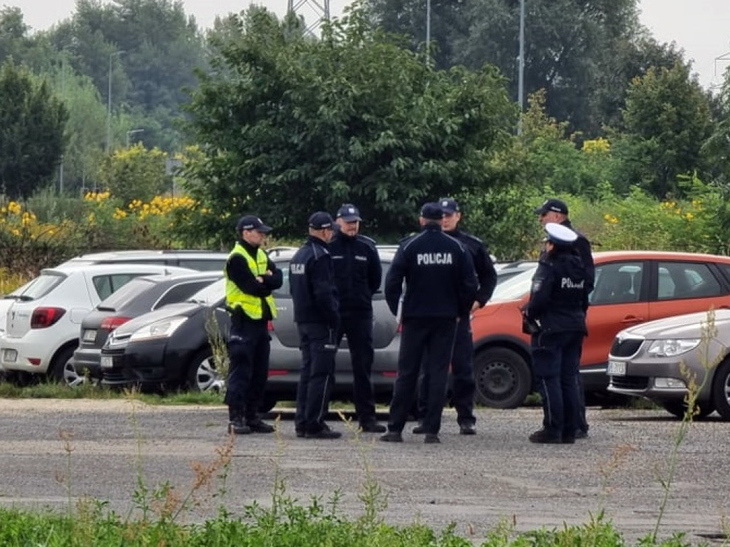 Saperzy, wojsko i policja na miejscu. Rozpoczyna się akcja podejmowania bomby