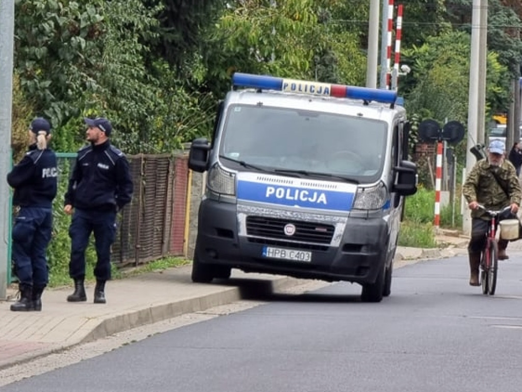 Saperzy, wojsko i policja na miejscu. Rozpoczyna się akcja podejmowania bomby