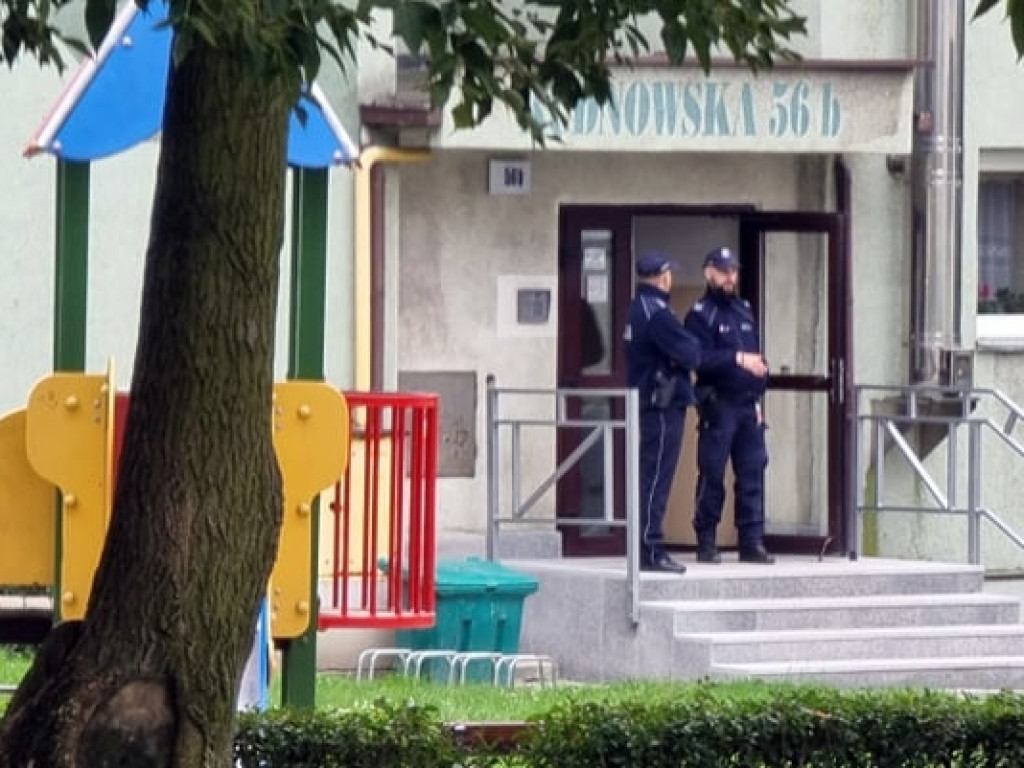 Saperzy, wojsko i policja na miejscu. Rozpoczyna się akcja podejmowania bomby