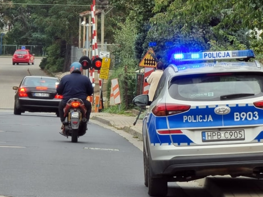 Saperzy, wojsko i policja na miejscu. Rozpoczyna się akcja podejmowania bomby