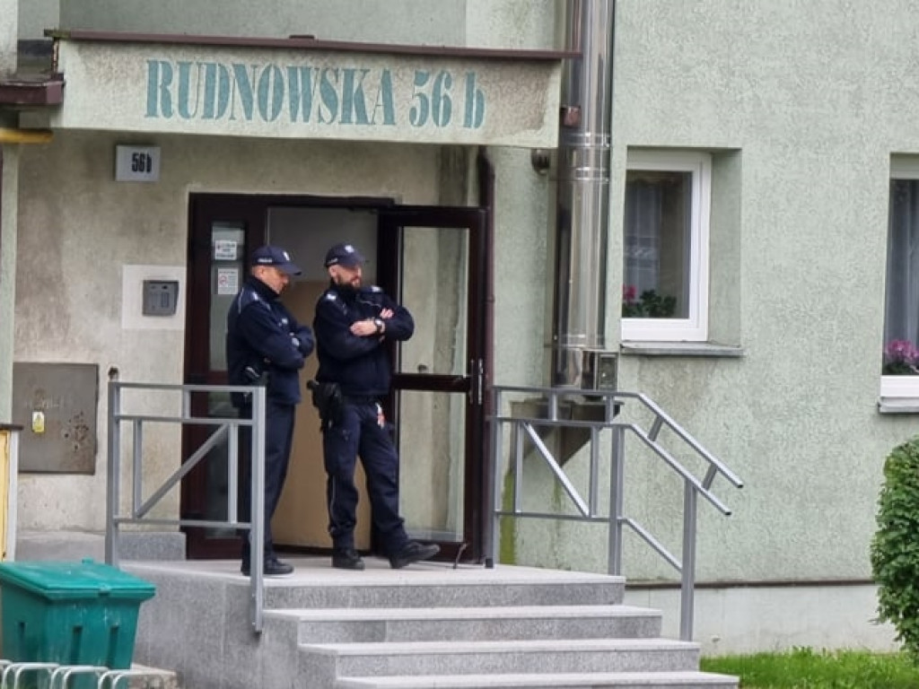 Saperzy, wojsko i policja na miejscu. Rozpoczyna się akcja podejmowania bomby