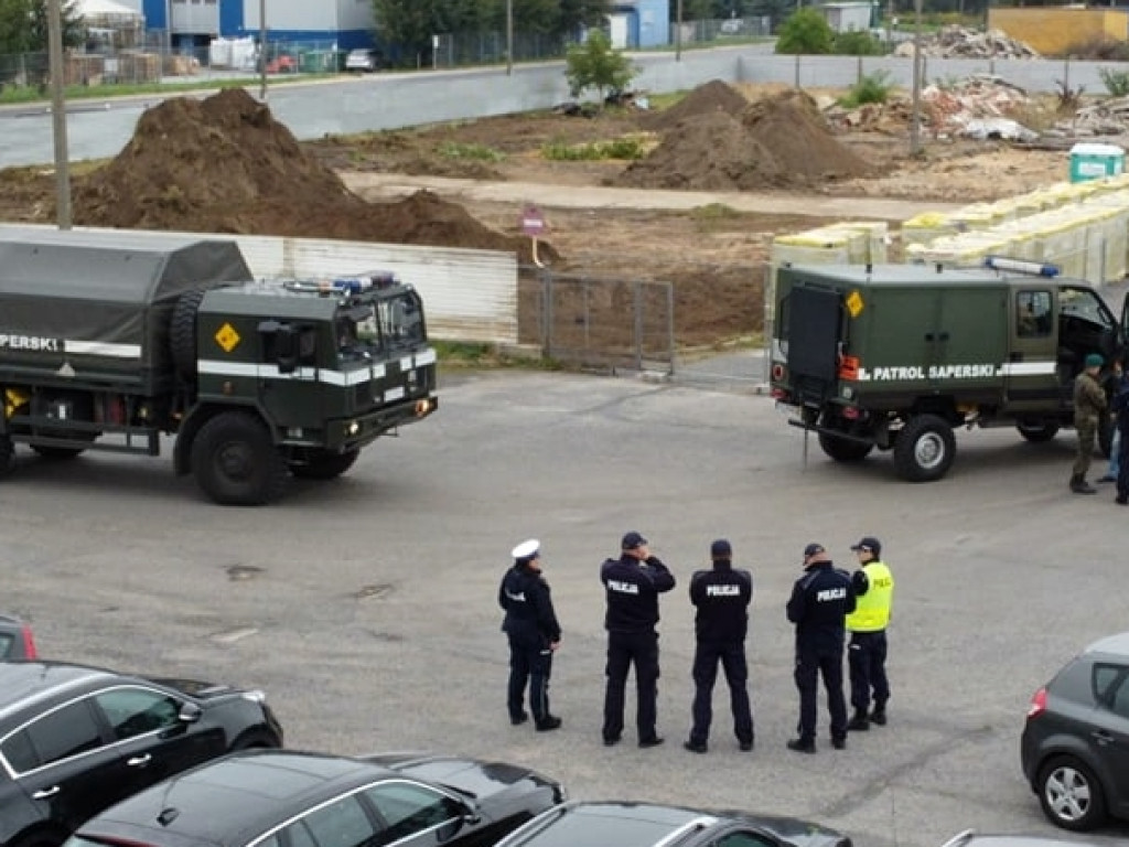 Saperzy, wojsko i policja na miejscu. Rozpoczyna się akcja podejmowania bomby