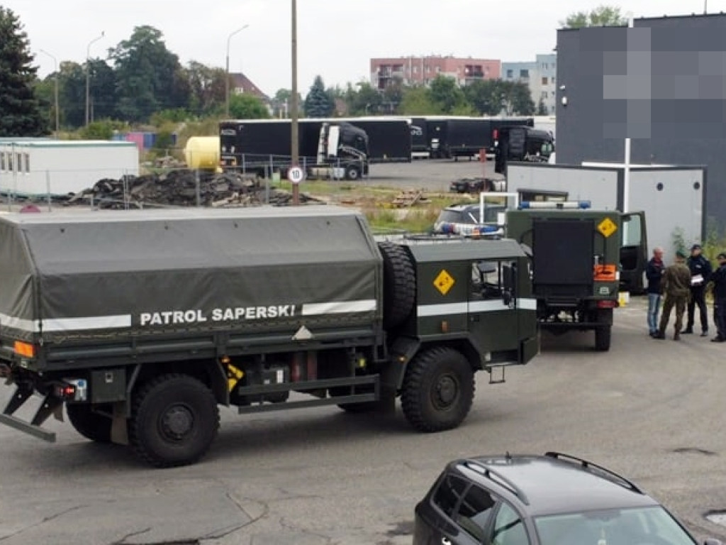 Saperzy, wojsko i policja na miejscu. Rozpoczyna się akcja podejmowania bomby