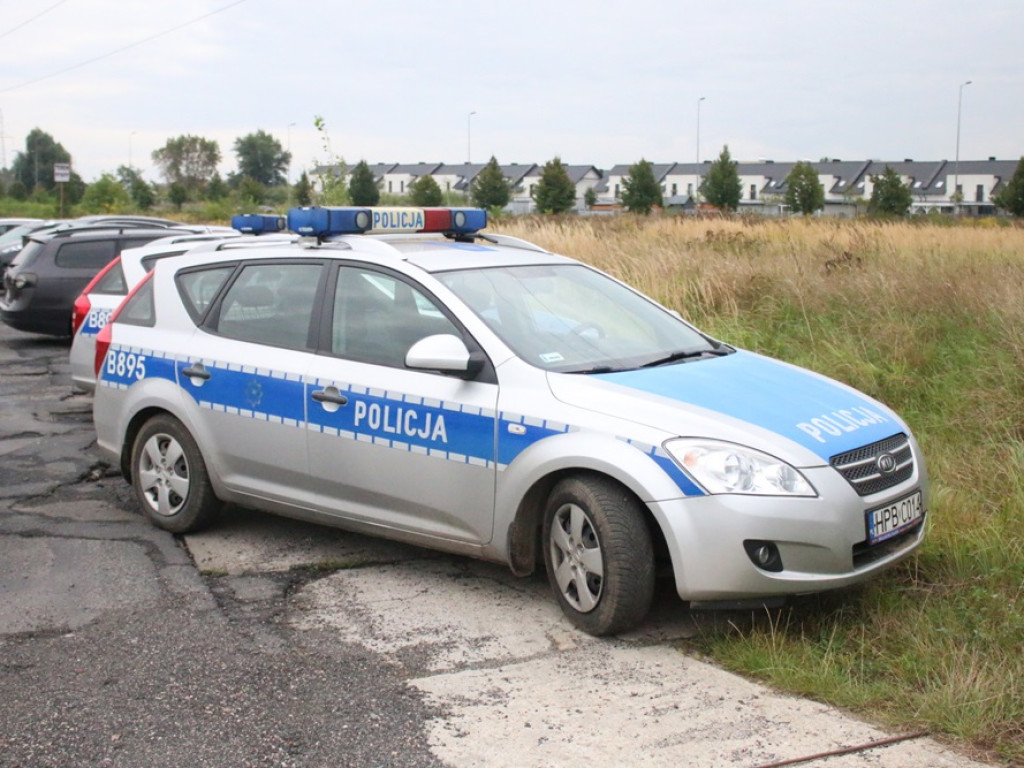 Saperzy, wojsko i policja na miejscu. Rozpoczyna się akcja podejmowania bomby
