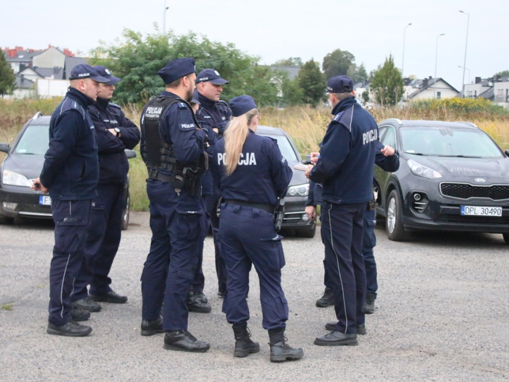Saperzy, wojsko i policja na miejscu. Rozpoczyna się akcja podejmowania bomby