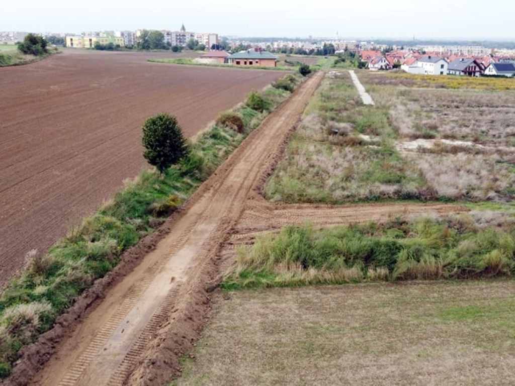 Budują nową drogę, która  połączy os. Piastów ze Szczyglicami [ZDJĘCIA]