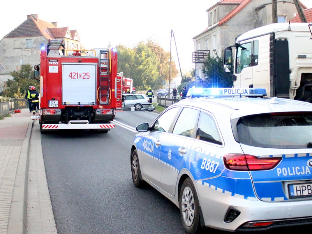 Wypadek na DK 12! Dwie osoby w szpitalu. Toyotą jechały też małe dzieci [ZDJĘCIA]