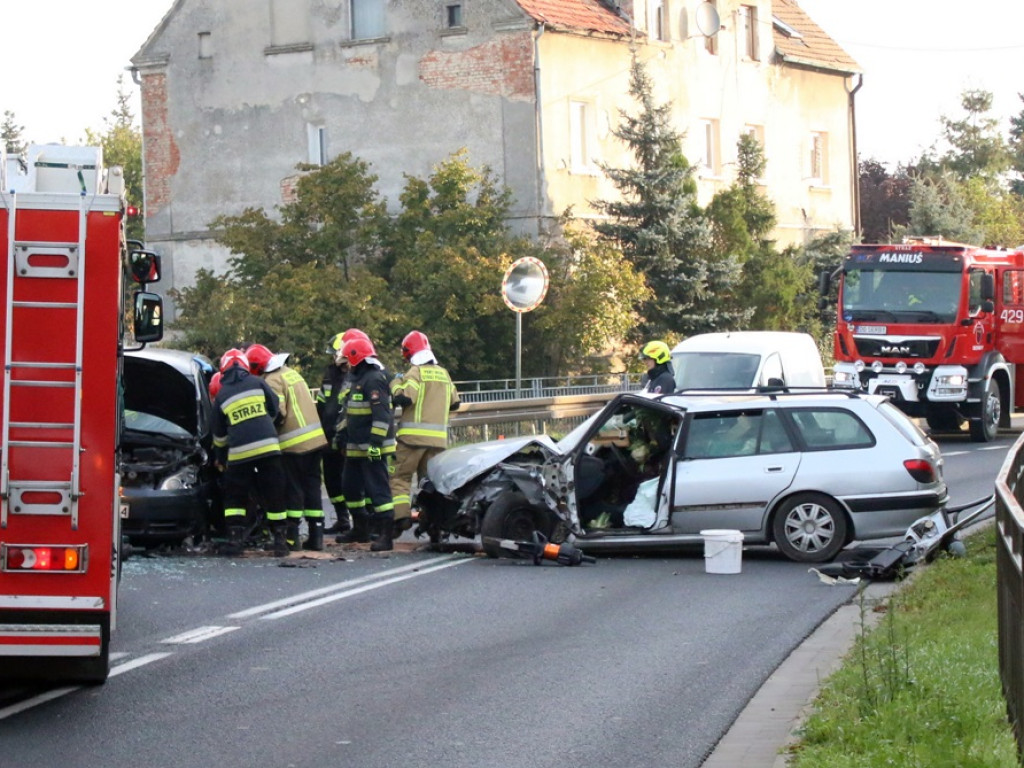 Wypadek na DK 12! Dwie osoby w szpitalu. Toyotą jechały też małe dzieci [ZDJĘCIA]