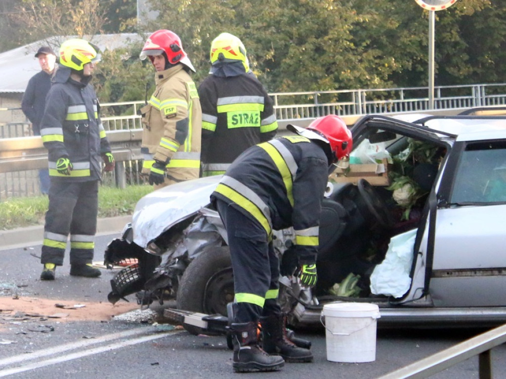 Wypadek na DK 12! Dwie osoby w szpitalu. Toyotą jechały też małe dzieci [ZDJĘCIA]