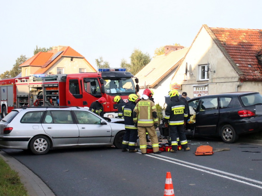 Wypadek na DK 12! Dwie osoby w szpitalu. Toyotą jechały też małe dzieci [ZDJĘCIA]