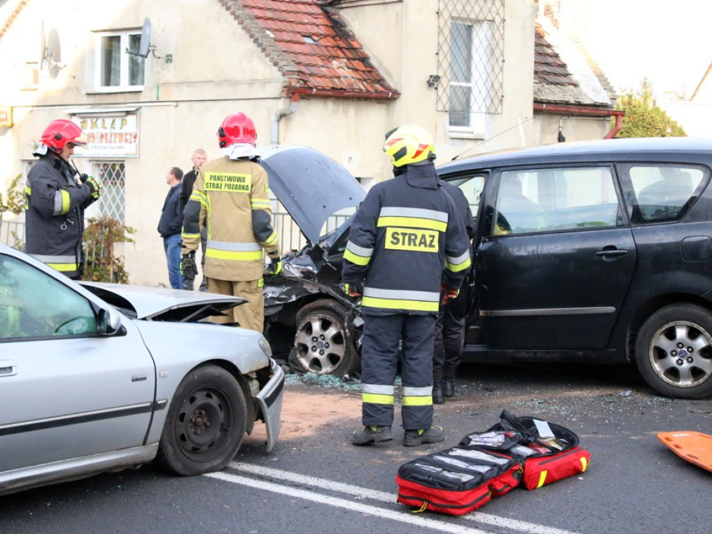 Wypadek na DK 12! Dwie osoby w szpitalu. Toyotą jechały też małe dzieci [ZDJĘCIA]