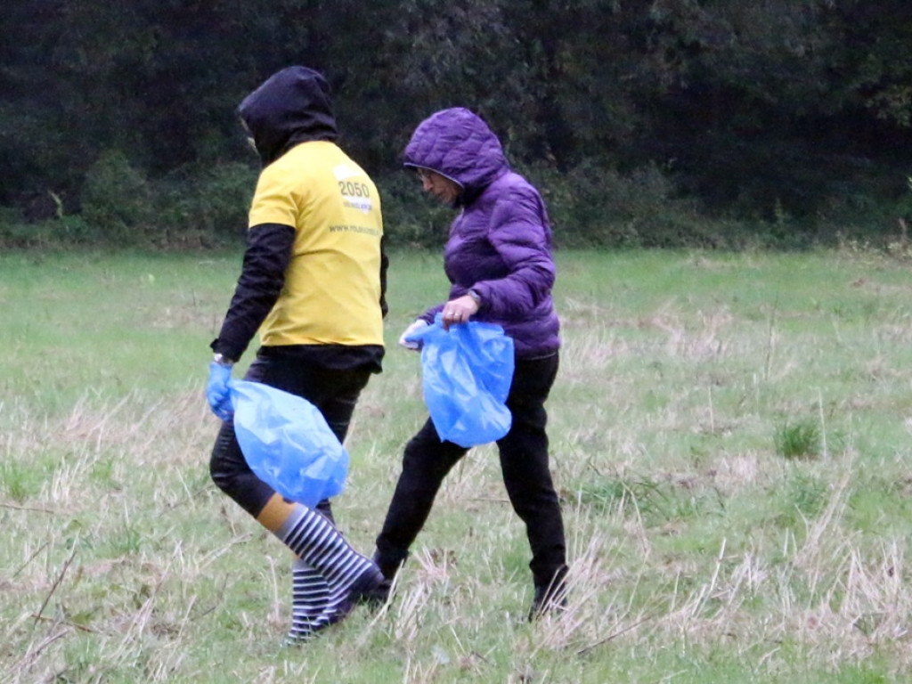 Najpierw posprzątali teren, potem oficjalnie spędzili czas przy nowej wiacie [ZDJĘCIA]
