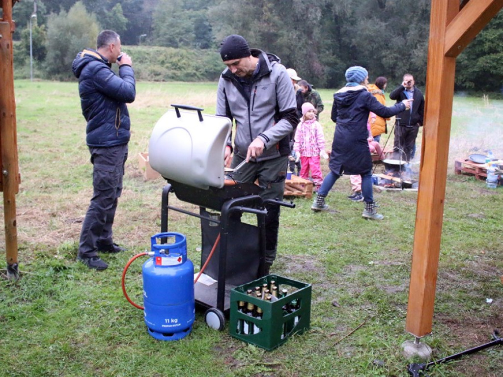 Najpierw posprzątali teren, potem oficjalnie spędzili czas przy nowej wiacie [ZDJĘCIA]