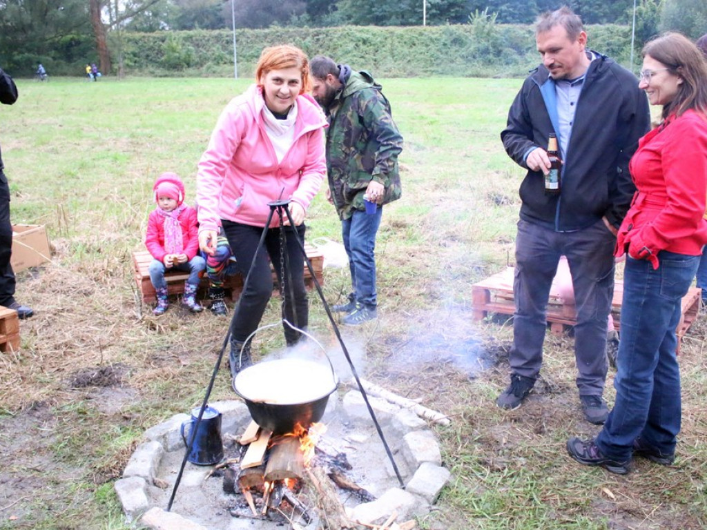 Najpierw posprzątali teren, potem oficjalnie spędzili czas przy nowej wiacie [ZDJĘCIA]