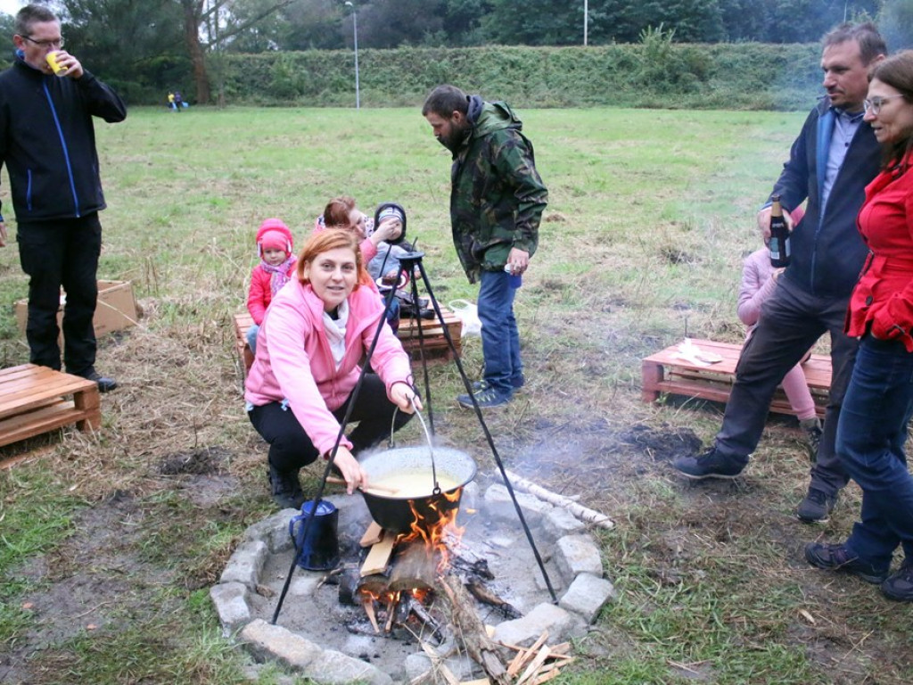 Najpierw posprzątali teren, potem oficjalnie spędzili czas przy nowej wiacie [ZDJĘCIA]
