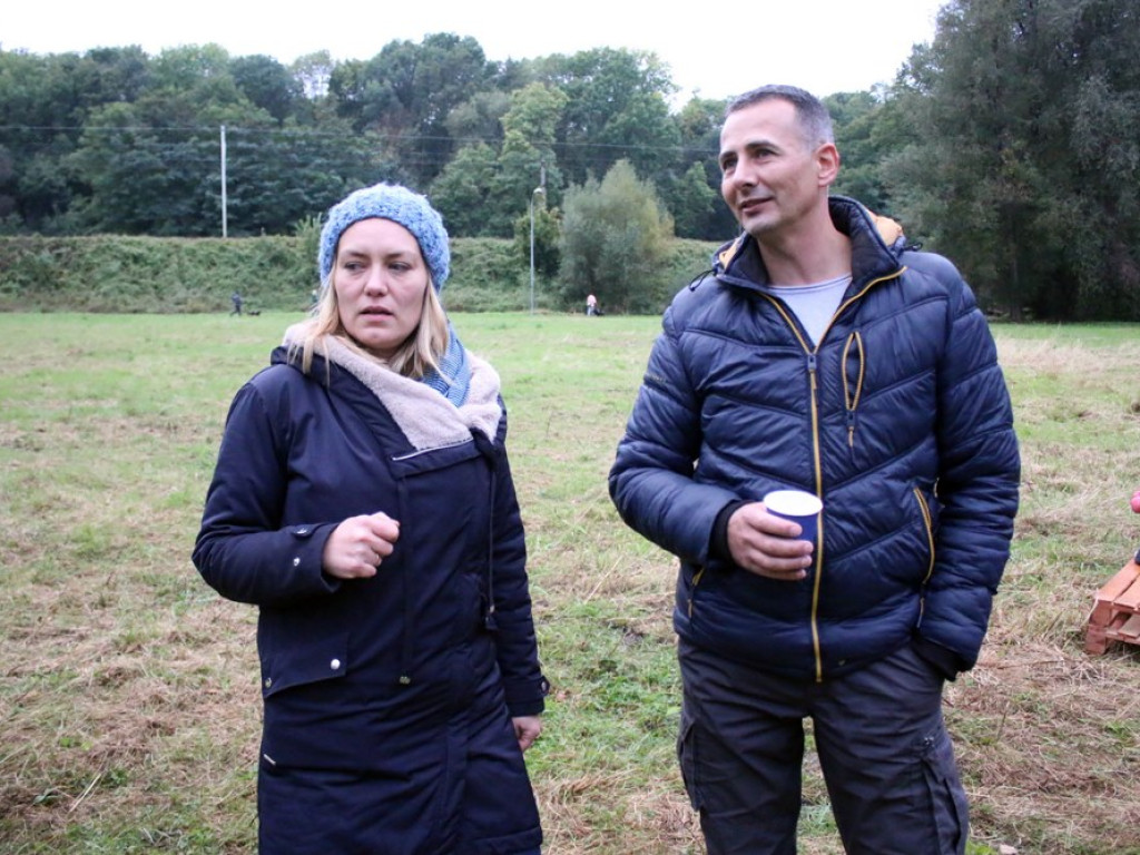 Najpierw posprzątali teren, potem oficjalnie spędzili czas przy nowej wiacie [ZDJĘCIA]