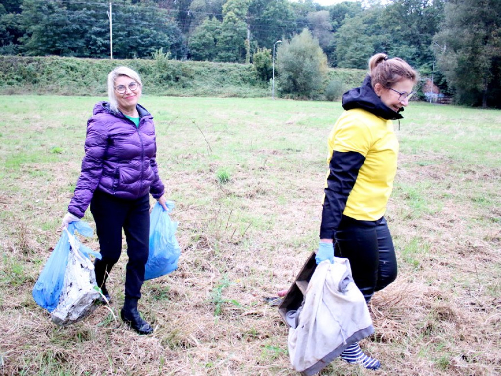 Najpierw posprzątali teren, potem oficjalnie spędzili czas przy nowej wiacie [ZDJĘCIA]