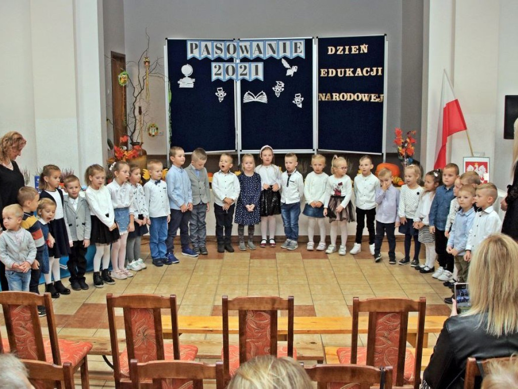 Pierwszoklasiści już po pasowaniu! Dla nich była to ważna uroczystość [ZDJĘCIA]