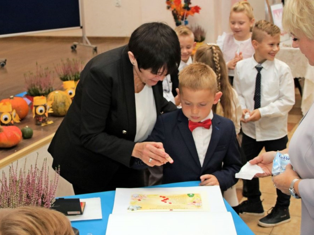 Pierwszoklasiści już po pasowaniu! Dla nich była to ważna uroczystość [ZDJĘCIA]