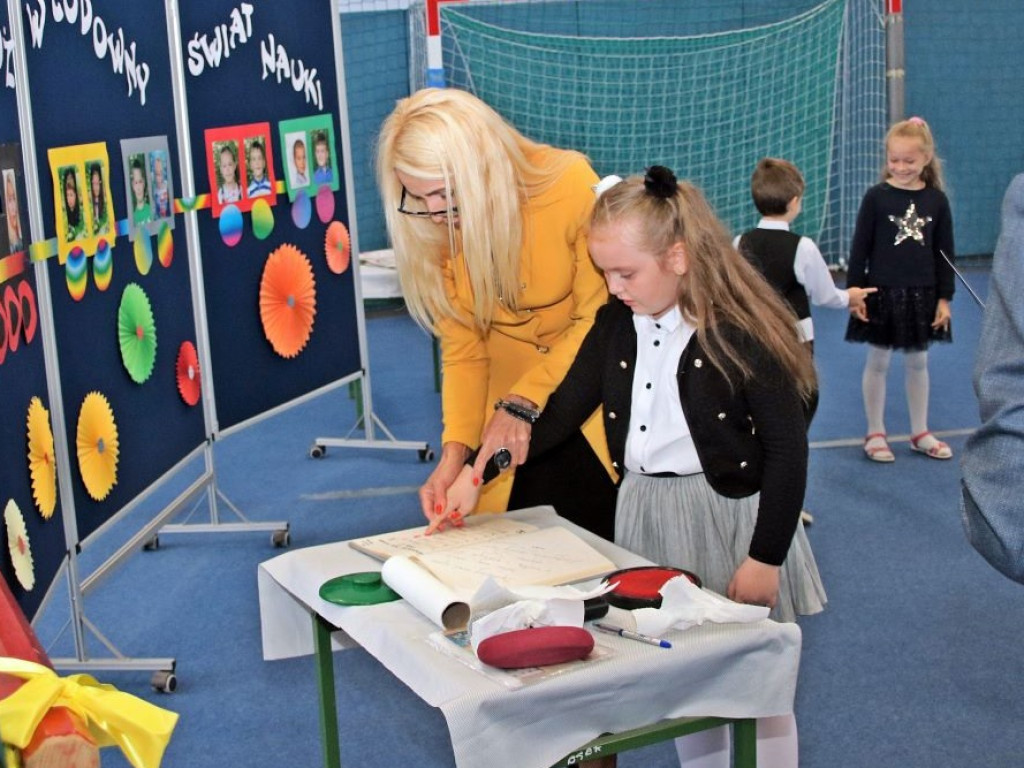 Pierwszoklasiści już po pasowaniu! Dla nich była to ważna uroczystość [ZDJĘCIA]