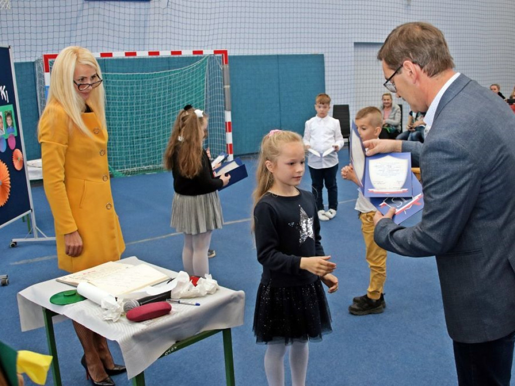 Pierwszoklasiści już po pasowaniu! Dla nich była to ważna uroczystość [ZDJĘCIA]