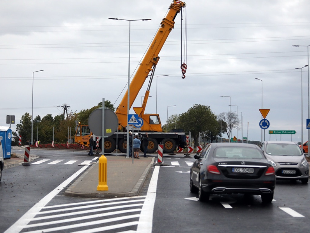 Hutnicza kadź stanęła na nowym rondzie [ZDJĘCIA]