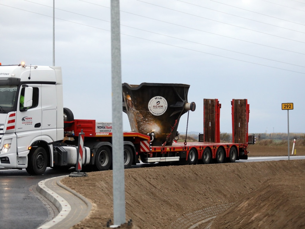 Hutnicza kadź stanęła na nowym rondzie [ZDJĘCIA]