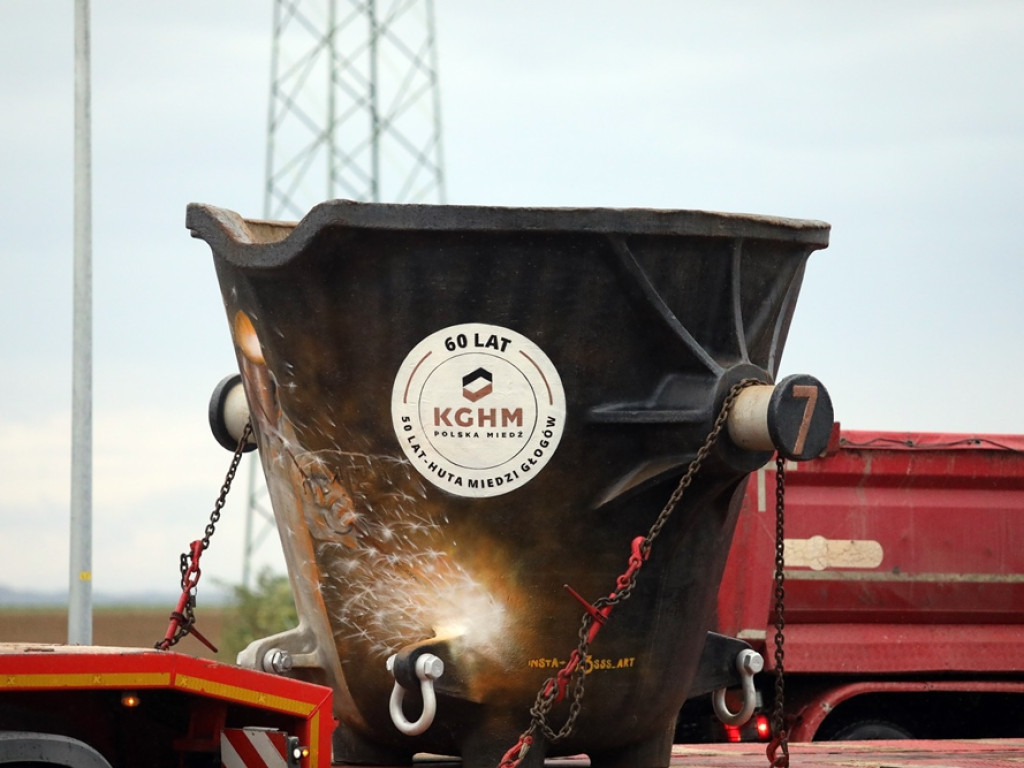 Hutnicza kadź stanęła na nowym rondzie [ZDJĘCIA]