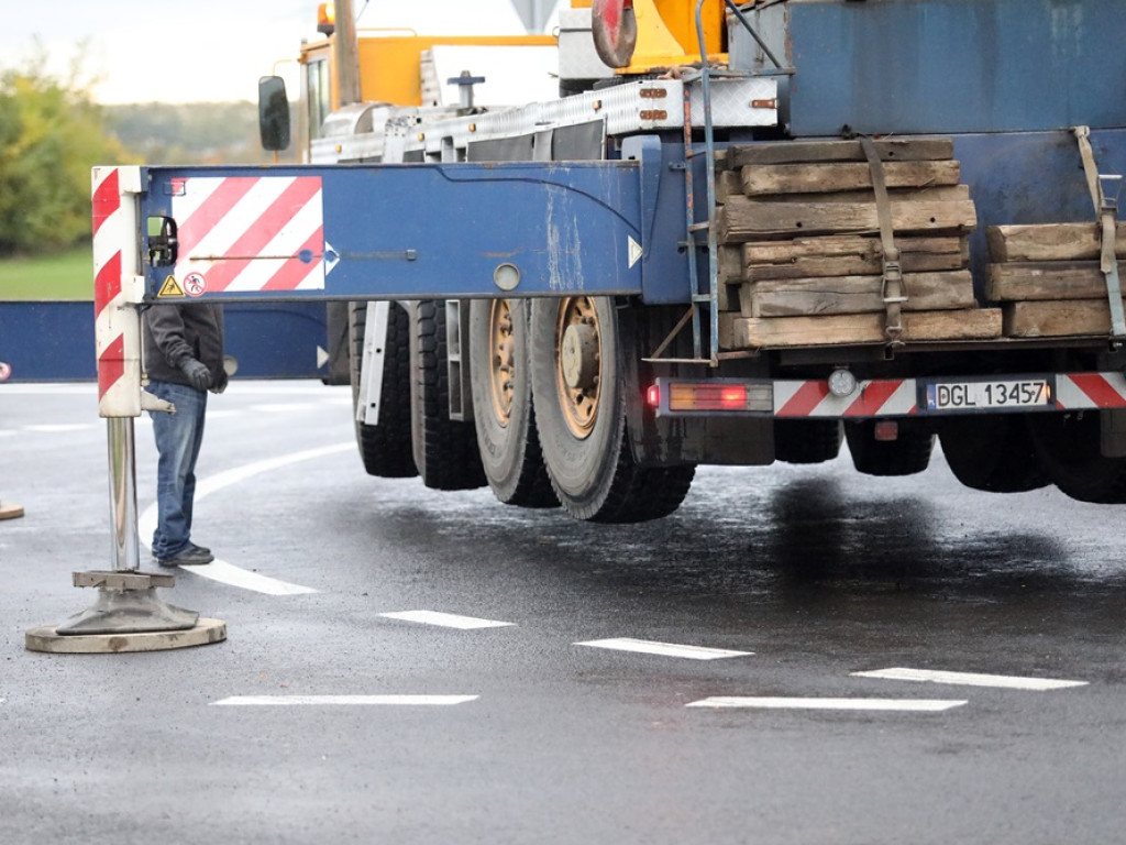 Hutnicza kadź stanęła na nowym rondzie [ZDJĘCIA]