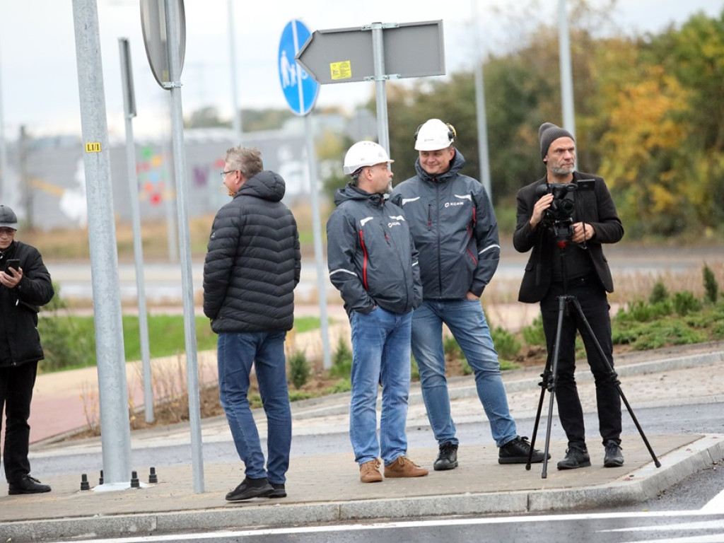 Hutnicza kadź stanęła na nowym rondzie [ZDJĘCIA]