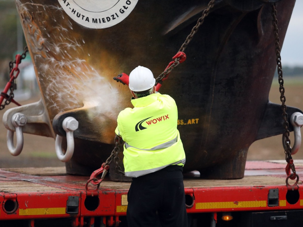 Hutnicza kadź stanęła na nowym rondzie [ZDJĘCIA]