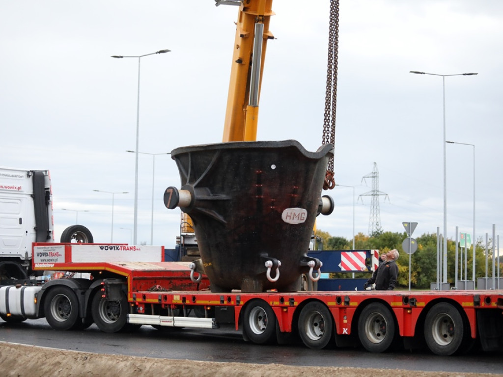 Hutnicza kadź stanęła na nowym rondzie [ZDJĘCIA]