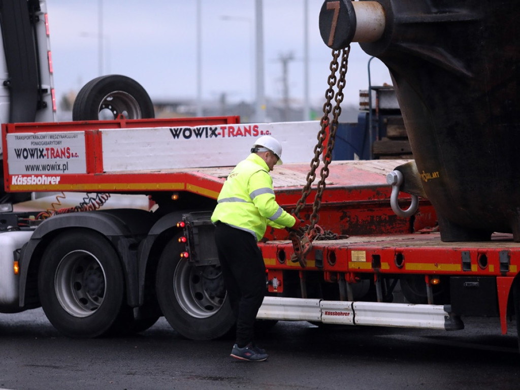 Hutnicza kadź stanęła na nowym rondzie [ZDJĘCIA]