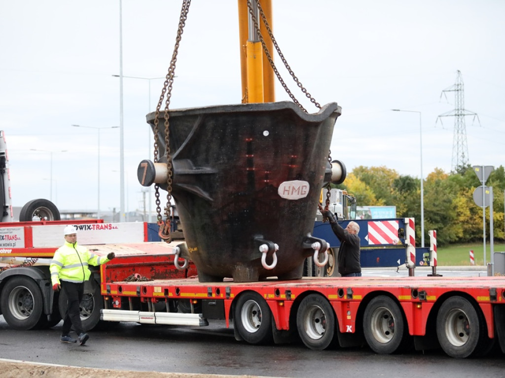 Hutnicza kadź stanęła na nowym rondzie [ZDJĘCIA]