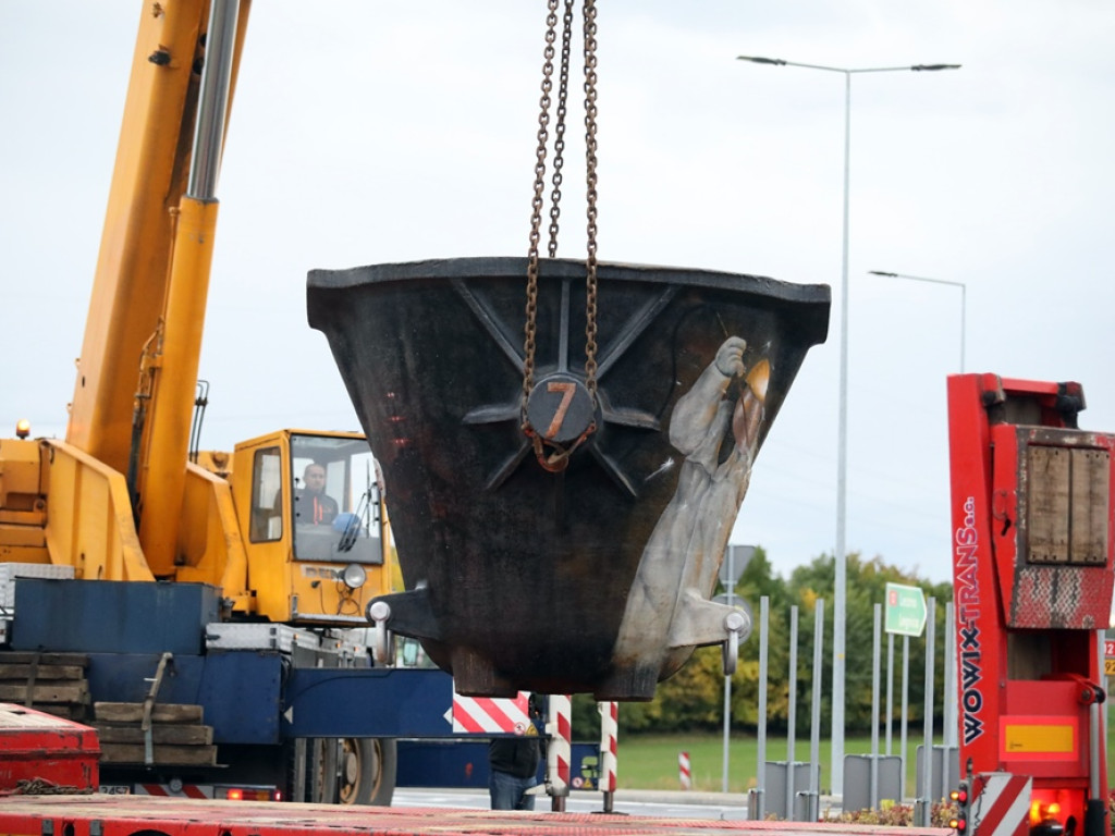 Hutnicza kadź stanęła na nowym rondzie [ZDJĘCIA]