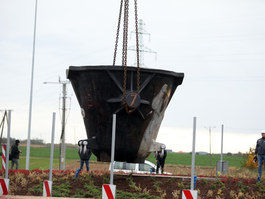 Hutnicza kadź stanęła na nowym rondzie [ZDJĘCIA]