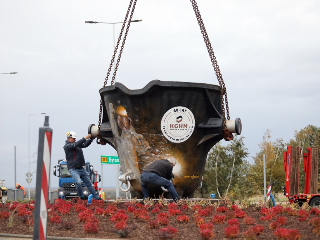 Hutnicza kadź stanęła na nowym rondzie [ZDJĘCIA]