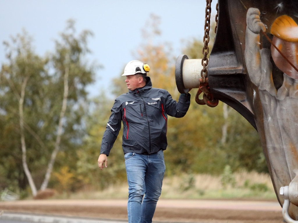 Hutnicza kadź stanęła na nowym rondzie [ZDJĘCIA]