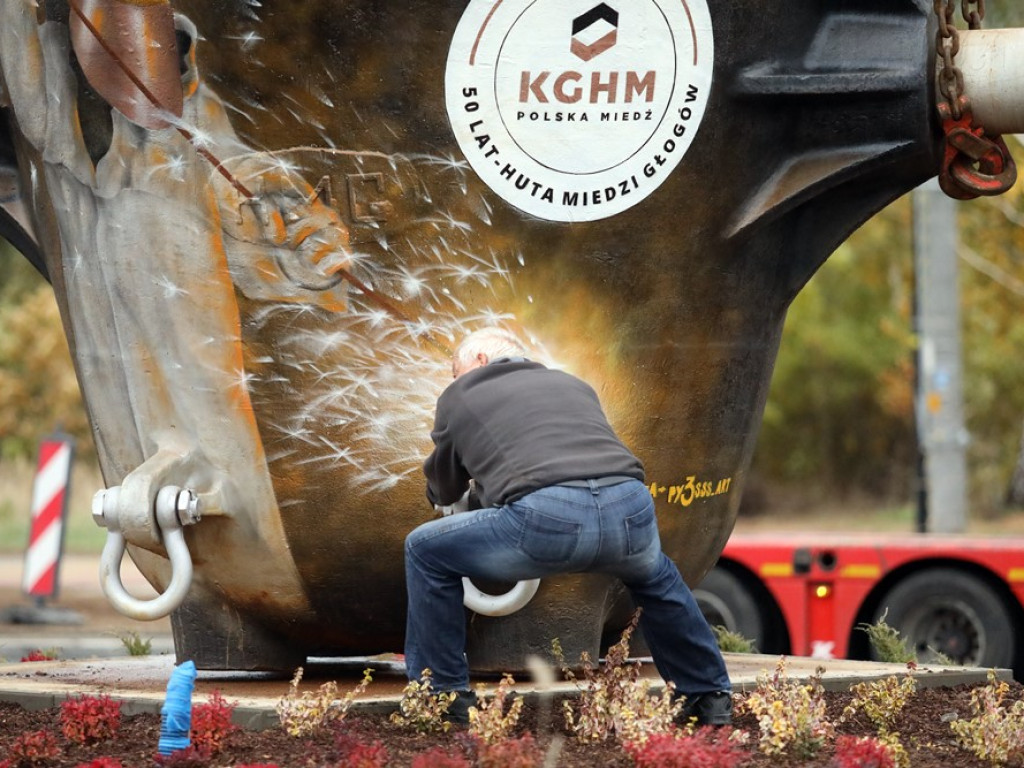 Hutnicza kadź stanęła na nowym rondzie [ZDJĘCIA]