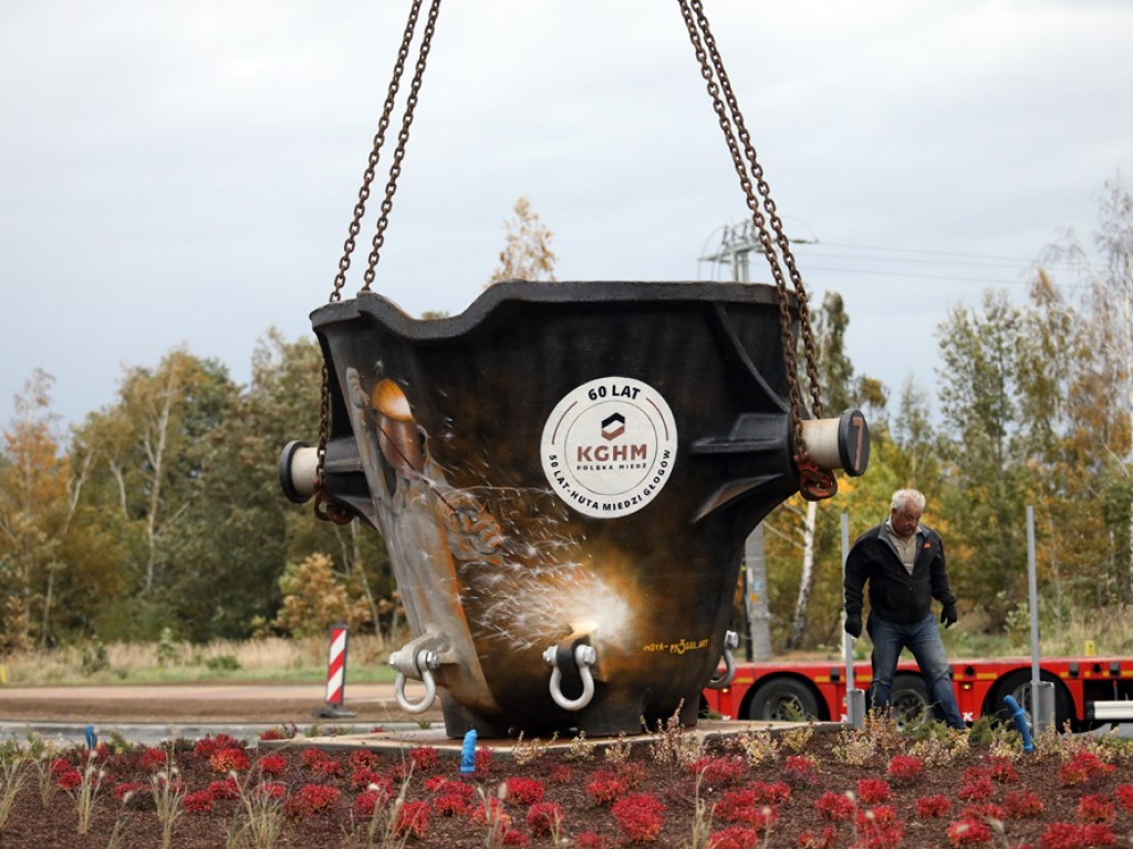 Hutnicza kadź stanęła na nowym rondzie [ZDJĘCIA]