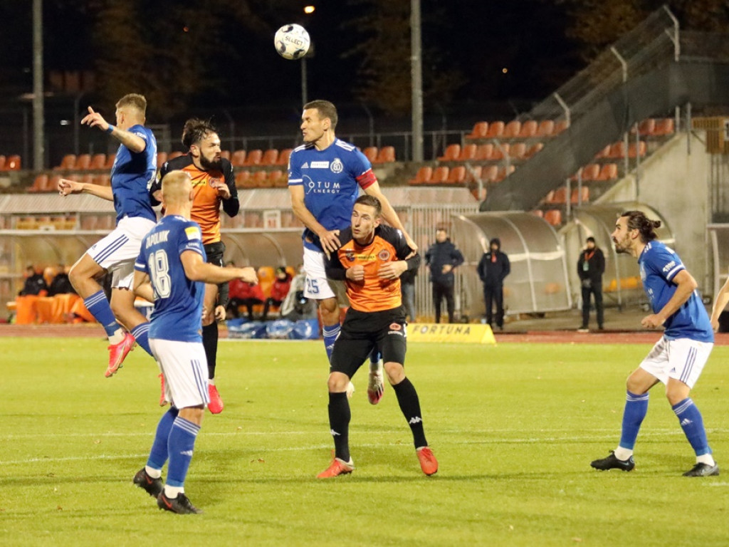 Derby na remis. Chrobry podzielił się punktami z Miedzią [ZDJĘCIA]