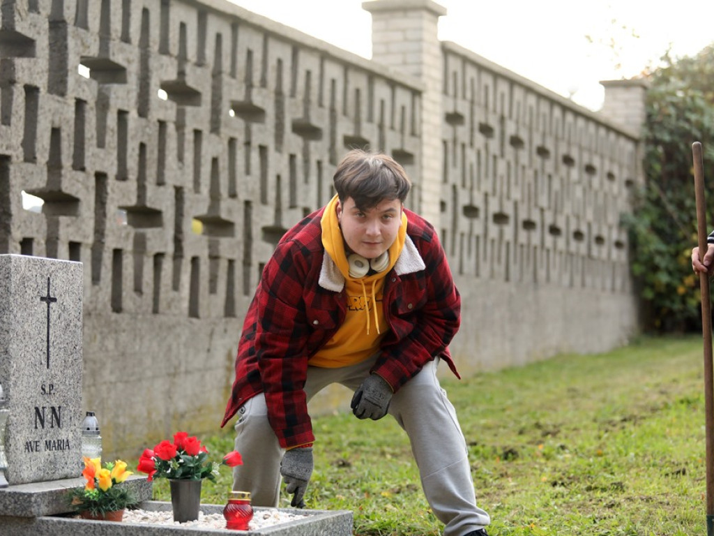 Studenci posprzątali groby osób nieznanych [ZDJĘCIA]