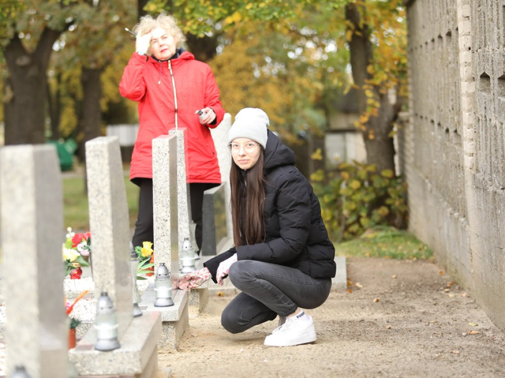 Studenci posprzątali groby osób nieznanych [ZDJĘCIA]