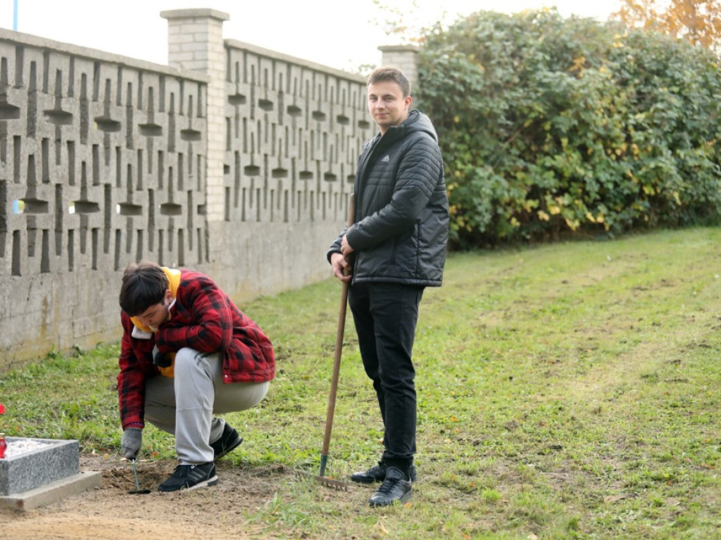 Studenci posprzątali groby osób nieznanych [ZDJĘCIA]