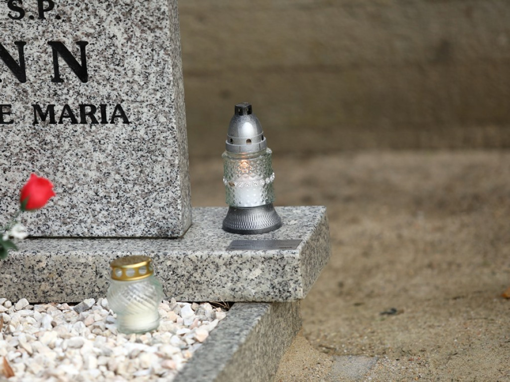 Studenci posprzątali groby osób nieznanych [ZDJĘCIA]