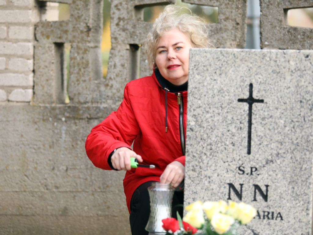 Studenci posprzątali groby osób nieznanych [ZDJĘCIA]