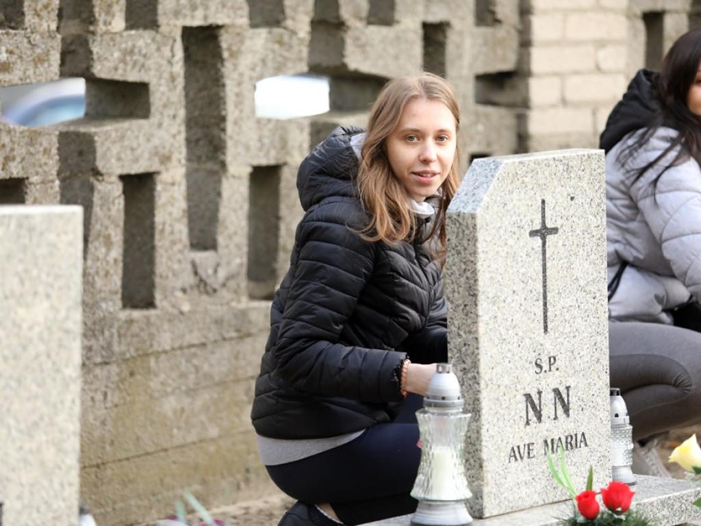 Studenci posprzątali groby osób nieznanych [ZDJĘCIA]